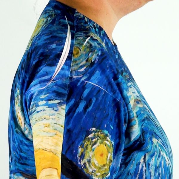 Creases may be seen around the collar